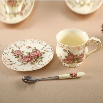 Europos Stiliaus Arbatos Rinkinys Keramikos Rose Kavos Puodelio Tiktų Britų Stiliaus Aukštos kokybės Dramblio kaulo Kinija Kavos Puodelis Ir Lėkštelė su Šaukštu