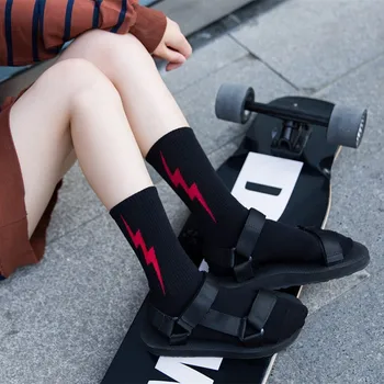Europos hiphop moterų kojinės juostele žaibo modelis riedlentė stiliaus mados Harajuku juoda asmenybės Korėja kietas Kietas