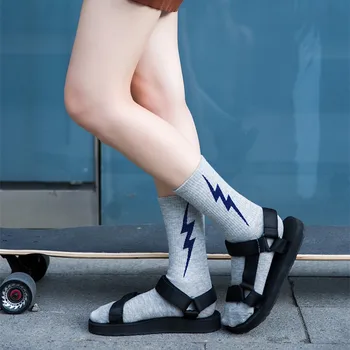 Europos hiphop moterų kojinės juostele žaibo modelis riedlentė stiliaus mados Harajuku juoda asmenybės Korėja kietas Kietas